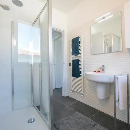Sleeps 6 Pool Air Con *