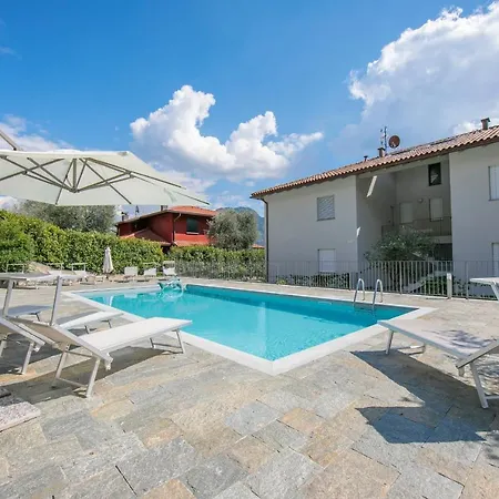 Sleeps 6 Pool Air Con Apartment